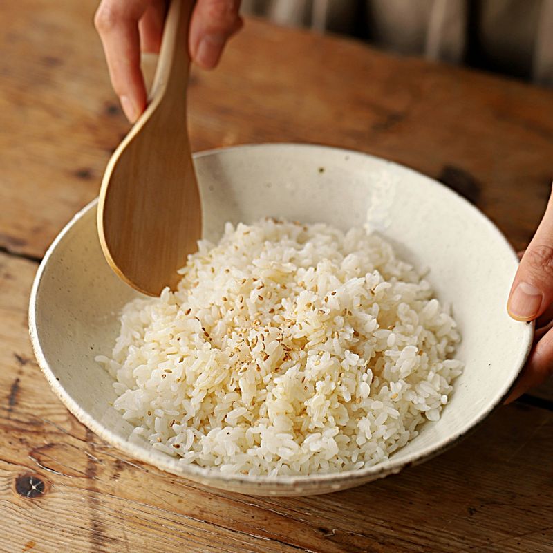 밥에 밥 양념을 넣고 잘 섞어주세요.