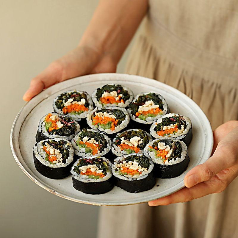 김밥에 들기름을 바른 후 먹기 좋게 썰어 맛있게 즐겨주세요.