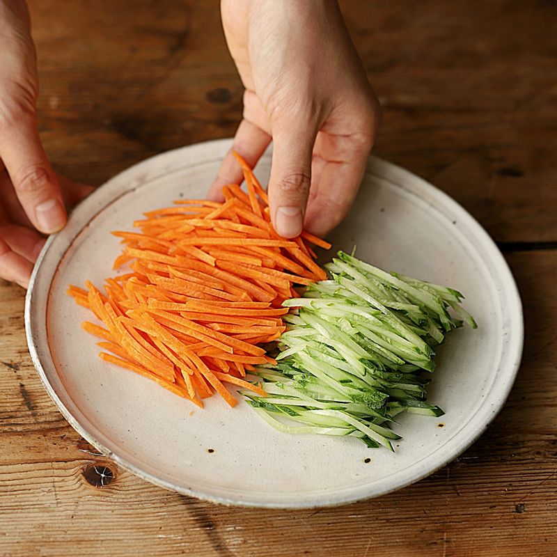 달군 팬에 기름을 약간 두르고 당근을 넣은 후 소금 간을 해 볶아주세요.