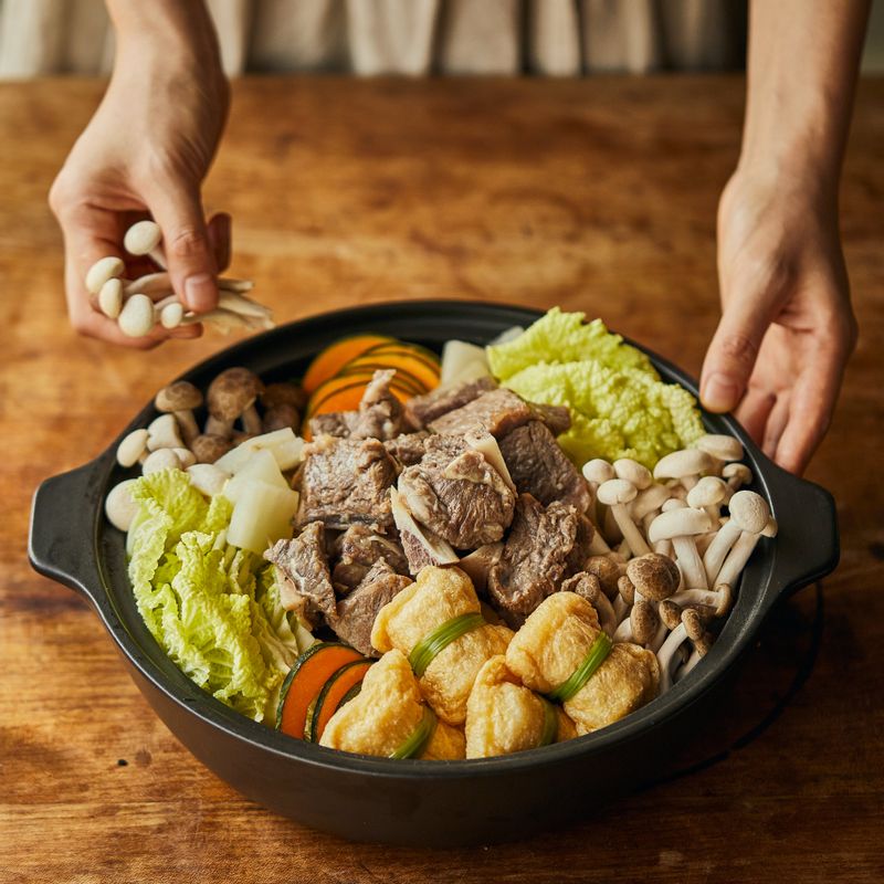 전골냄비에 소갈비를 가운데 담고 무와 유부주머니, 배추, 만가닥 버섯, 단호박을 돌려 담아주세요. 육수를 붓고 국물 양념 재료를 넣어 끓여주세요.
(tip 소금을 가감해서 간을 맞춰주세요.)