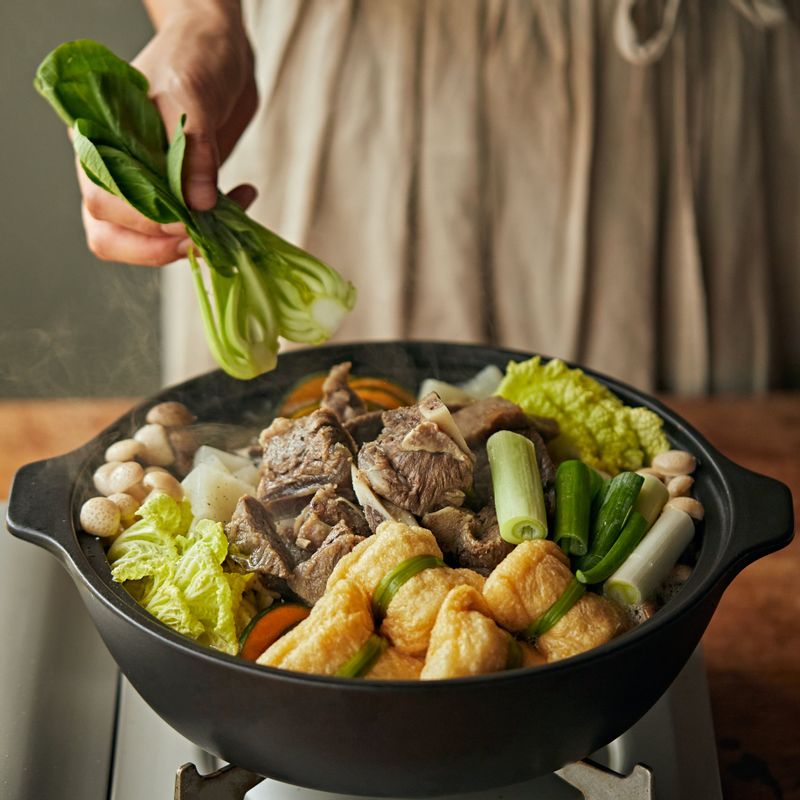 육수가 끓으면 숙주와 청경채, 대파를 넣고 한소끔 끓인 후 맛있게 즐겨주세요.
(tip 기호에 따라 와사비간장을 곁들여 드셔도 맛있답니다.)