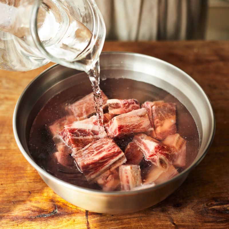 갈비는 3시간 정도 찬물에 담가 핏물을 빼고 끓는 물에 데쳐주세요. 물에 헹궈 기름을 떼 내어 손질해주세요.