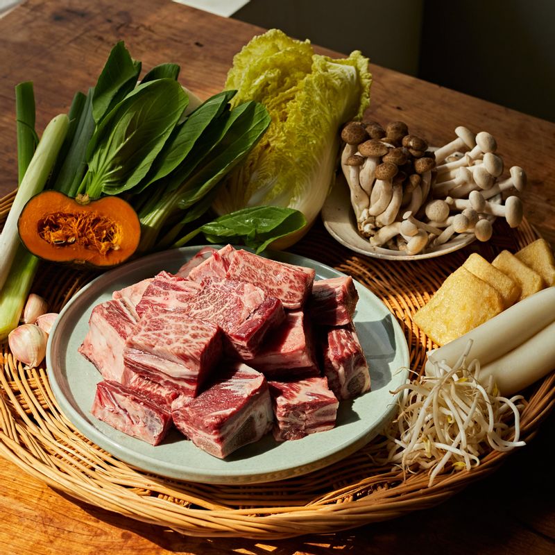 소갈비 전골을 위한 재료 이미지로 소갈비,유부 주머니,가래떡,미나리,배추속대 등으로 구성 되어있습니다.