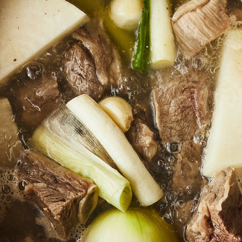 냄비에 갈비와 육수 재료, 물을 부어 1시간 이상 갈비가 푹 익도록 끓여주세요. 삶은 갈비는 건져내고 고기는 양념에 재워주세요. 국물은 체에 걸러 육수를 준비해주세요.
(tip 육수를 20분 정도 끓이다가 무는 건져내 먹기 좋은 크기로 잘라주세요.)