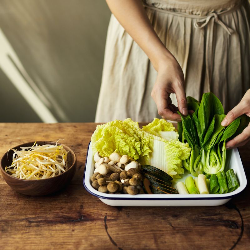 만가닥 버섯과 청경채는 밑둥을 자르고 배추와 단호박은 먹기 좋은 크기로 썰어주세요. 숙주는 깨끗이 씻고 대파는 5cm 길이로 썰어주세요.