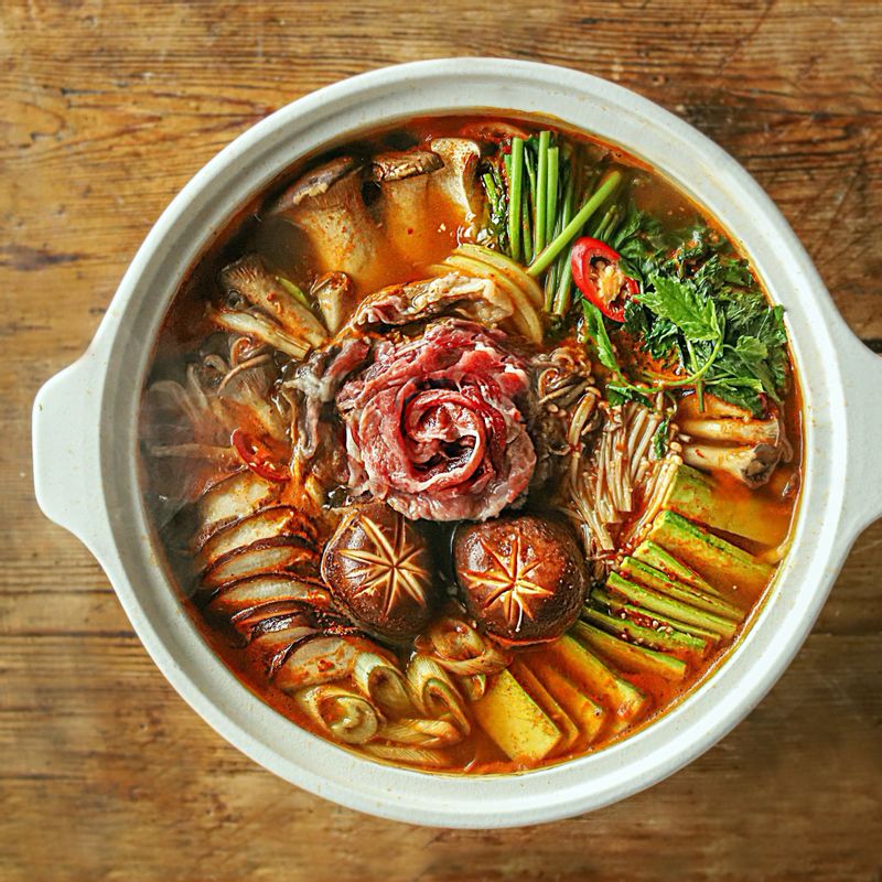 소스에 찍어 맛있게 즐겨주세요.
(기호에 따라 남은 국물에 칼국수 면을 넣어 칼국수로 드셔도 맛있게 드실 수 있답니다)