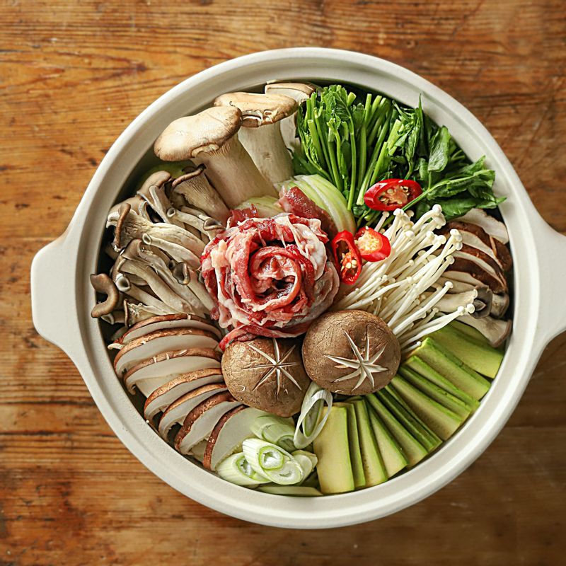 전골냄비에 버섯, 야채를 돌려 담고 가운데에 차돌박이를 돌려 담아주세요. 양념장과 다시마 육수를 넣어 끓여주세요.