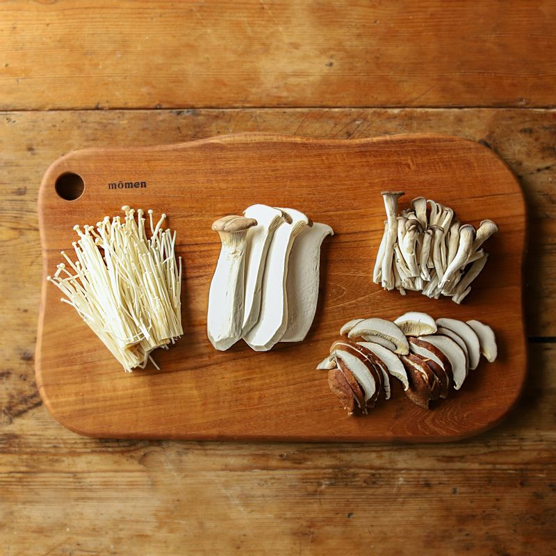 팽이버섯은 밑동을 자르고, 새송이버섯은 1cm 두께로 잘라주세요. 느타리버섯은 먹기 좋게 가닥가닥 찢고 표고버섯은 채를 썰어주세요.