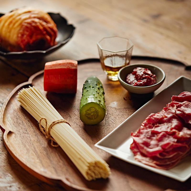 육전 비빔면을 위한 재료 이미지로 육전,중면,묵은지,오이,당근 등으로 구성 되어있습니다.