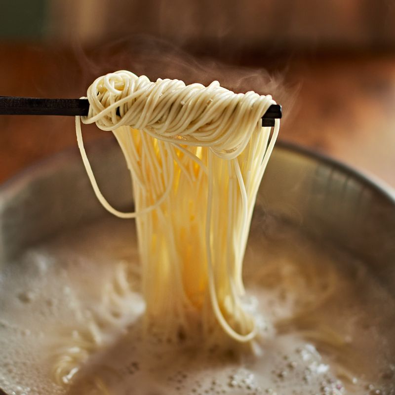 끓는 물에 중면을 펼쳐 넣고, 면끼리 달라붙지 않도록 젓가락으로 저어주세요. 물이 끓어오르면 찬물 반 컵을 3~4회 반복해서 부어 국수를 삶아주세요.