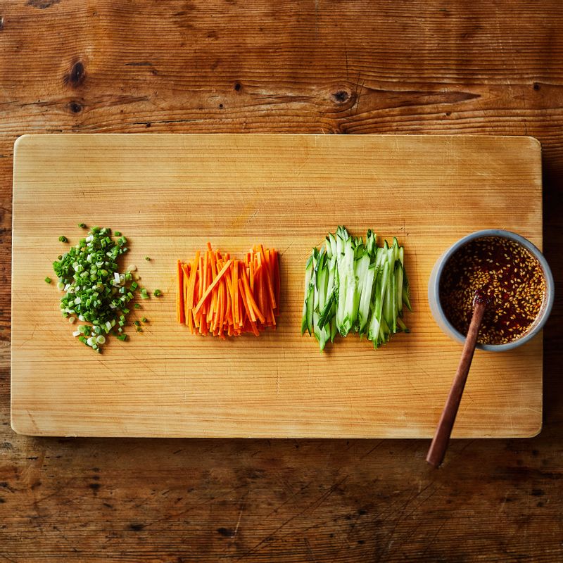 오이와 당근은 채를 썰어주세요. 쪽파는 송송 썰어주세요. 볼에 비빔면 양념 재료를 넣어 섞어주세요.