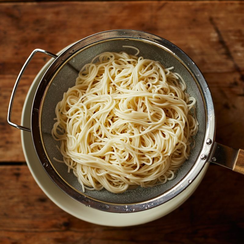 흐르는 찬물에 중면을 여러 번 씻어 전분기를 없애고, 채반에 밭쳐 물기를 빼주세요.