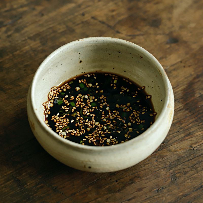 볼에 초간장 재료를 넣고 섞어주세요.