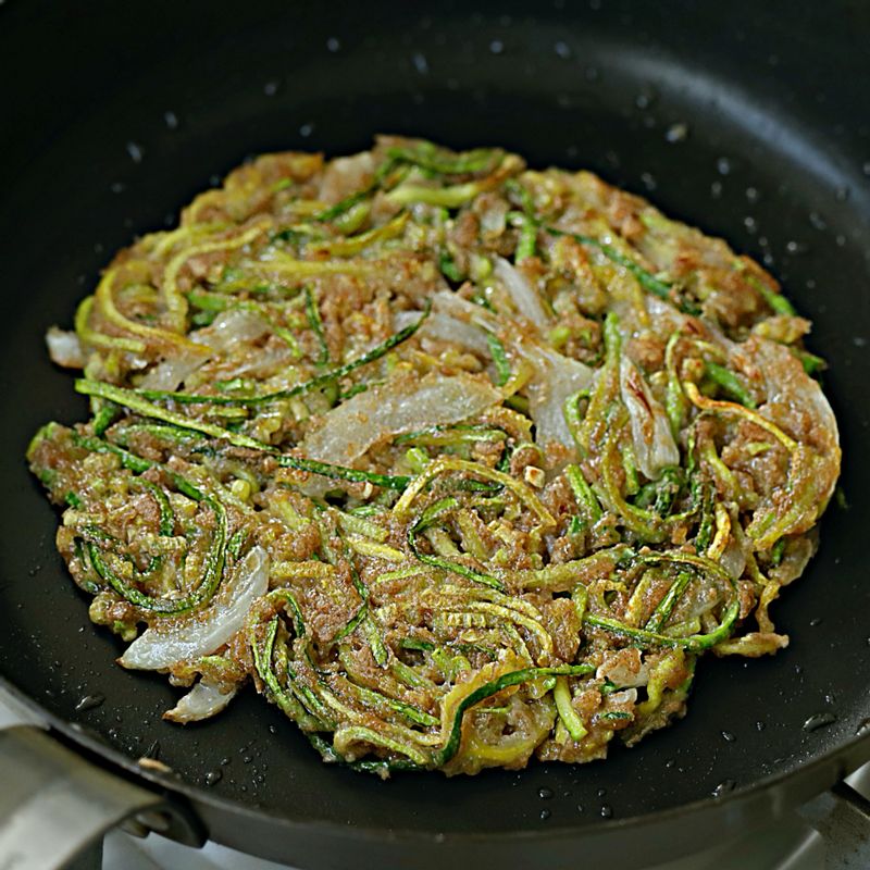 달군 팬에 기름을 두르고 반죽을 올려 펼친 후 약불에서 앞뒤로 노릇하게 5분간 구워주세요.