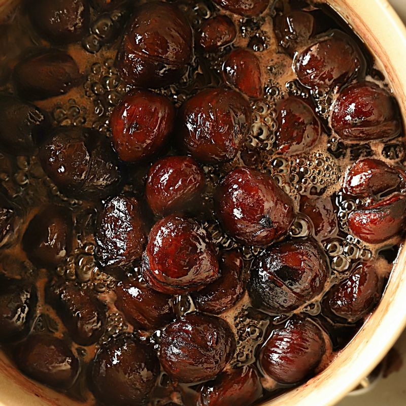 물이 ⅔ 정도로 졸여졌을 때 간장을 넣고 약불에서 10분 정도 졸인 후 불을 꺼주세요.
(간장을 넣을 때 럼이나 와인 등을 2큰술 정도 넣어 만들면 더욱 풍미와 맛이 좋아질 수 있어요)