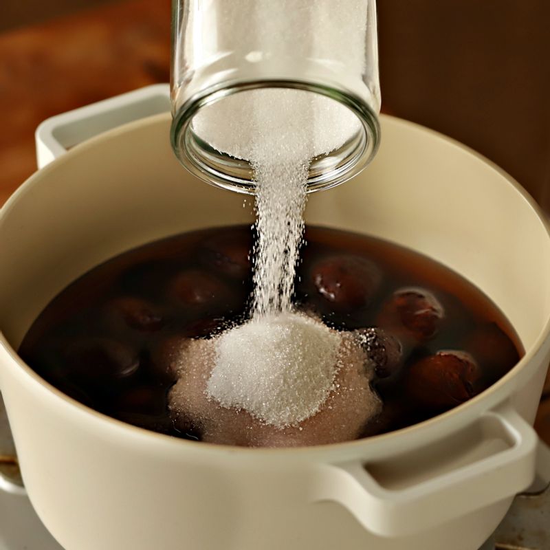 다시 냄비에 넣고 물이 잠길 정도로 넣은 후 분량의 설탕을 넣어 약불에서 1시간 정도 졸여주세요.