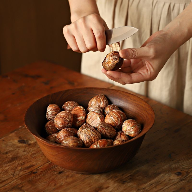 밤은 겉껍질만 벗겨주세요.
(껍질을 까기 전에 미지근한 물에 반나절 정도 불리면 껍질을 벗기기 수월해요)