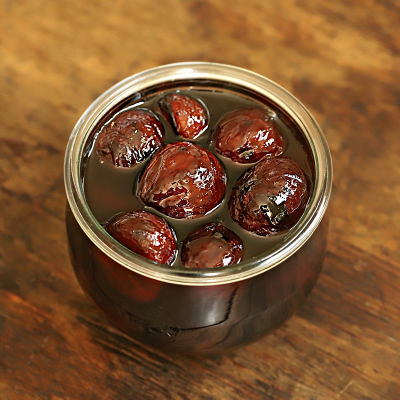 열탕 소독한 유리병에 밤 조림을 담아 냉장 보관해 주세요.
(냉장 보관으로 2~3개월 보관 가능해요)