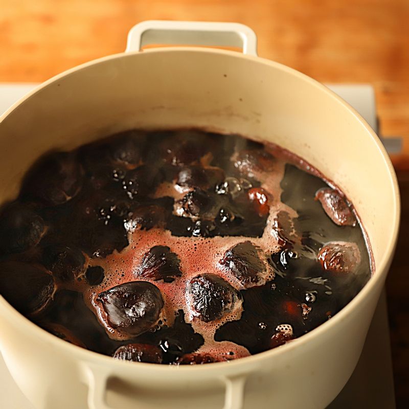 채반에 받쳐 밤을 찬물에 한번 헹군 후 다시 새로운 물을 받아 중약불에서 20분 정도 끓여주세요. 같은 과정을 2번 반복해서 끓여주세요.
(2~3번 정도 반복하여 끓이면 쓴맛이 사라지고 율피가 부드럽게 돼요)