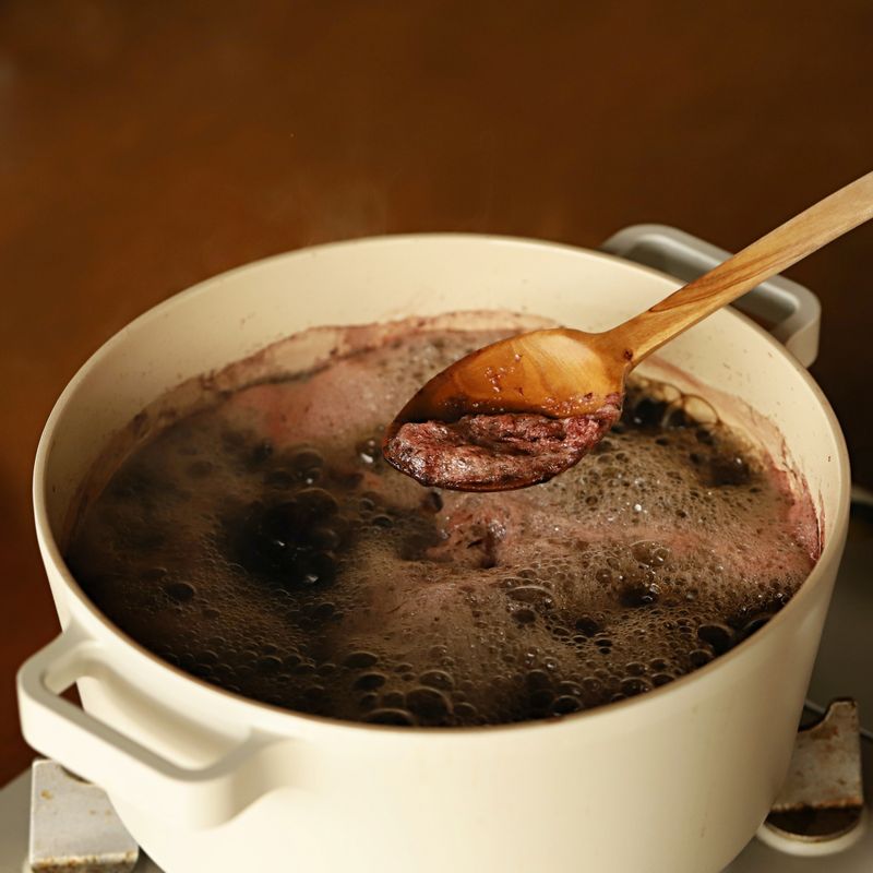 냄비에 베이킹 소다를 넣어둔 물이 담긴 채로 약불에서 20분 정도 끓여주세요.
(끓으면서 생기는 거품은 걷어주세요)