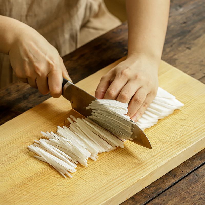 무와 파프리카는 가늘게 채를 썰고 쪽파는 다듬어 씻은 후 4cm 길이로 잘라 김칫소 양념을 넣어 가볍게 섞어주세요.
(tip 쪽파는 배춧잎이 다 절여지면 마지막에 김치 양념에 넣어 섞어주세요.)