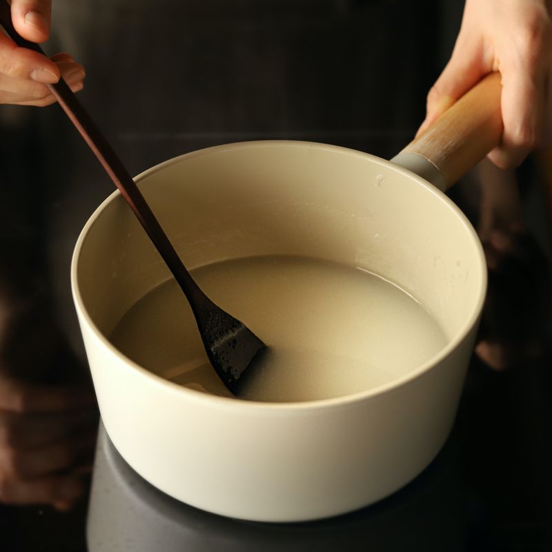 찹쌀가루를 찬물에 풀고 냄비에 넣어 풀을 쑨 후 차게 식혀 준비해 주세요.