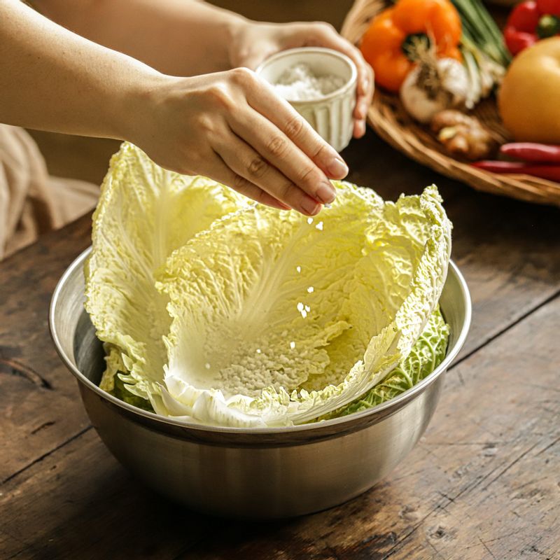 배추는 한 잎씩 떼어내어 물에 씻고 줄기 부분에 굵은 소금을 켜켜이 뿌리고 소금물에 담가 줄기가 부드러워 질 때까지 위아래 뒤집어가며 3~4시간 정도 절인 후 물에 헹구어 물기를 빼서 준비해주세요.
(tip 작은 배춧속은 겉절이 또는 샐러드로 사용하셔도 돼요.)