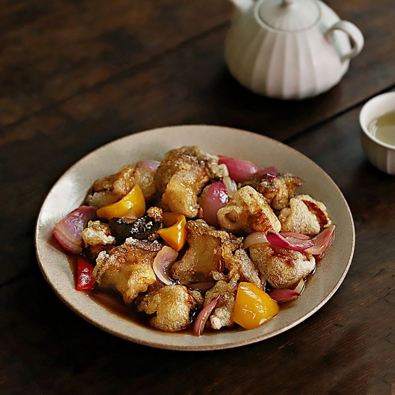 접시에 튀긴 새송이버섯을 담고 소스를 부어 맛있게 즐겨주세요.