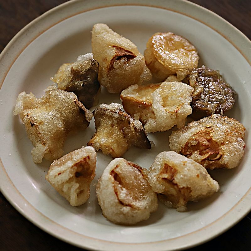 물반죽에 담가 튀김옷을 입힌 후 160도로 달군 기름에 바삭하게 튀겨주세요.