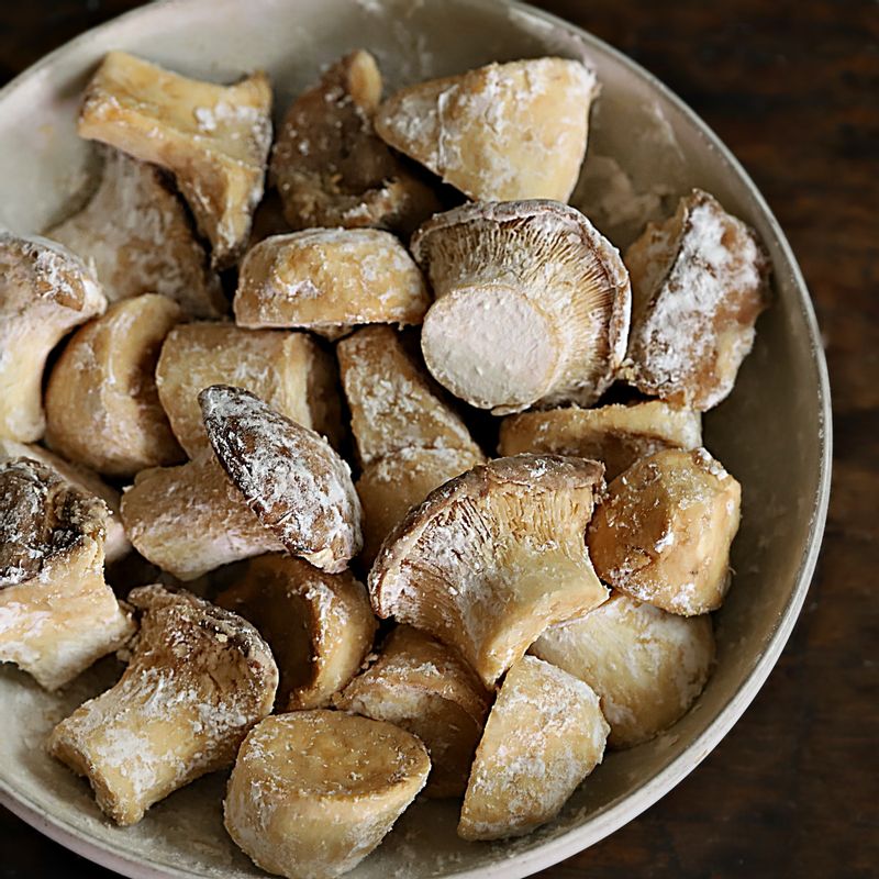 밑간한 새송이버섯에 전분 4큰술을 넣어 가볍게 섞은 후 물반죽 재료에 담가주세요.