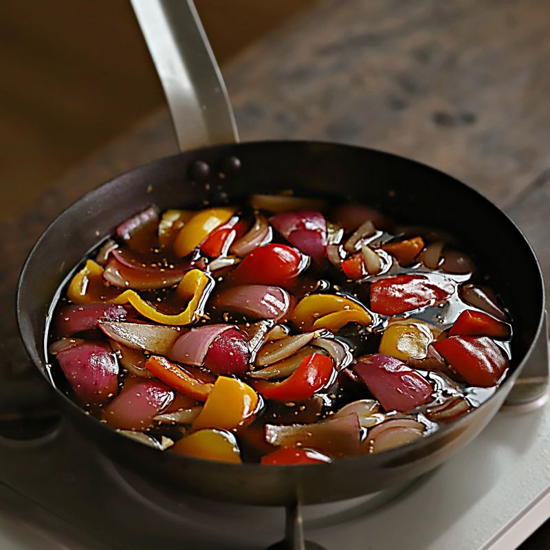 팬에 전분과 물은 제외하고 나머지 소스 양념재료를 넣고 바글바글 끓어오르면 적양파와 파프리카를 넣어 1분정도 끓여주세요. 이때 전분과 물을 섞은것을 넣고 골고루 저어 농도가 걸쭉해지면 불을 꺼주세요.