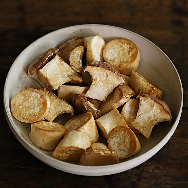 새송이버섯에 밑간 재료를 넣고 버무려주세요.