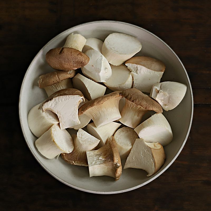 새송이버섯과 적양파, 파프리카 (빨간색, 노란색)는 한입 크기로 잘라주세요.