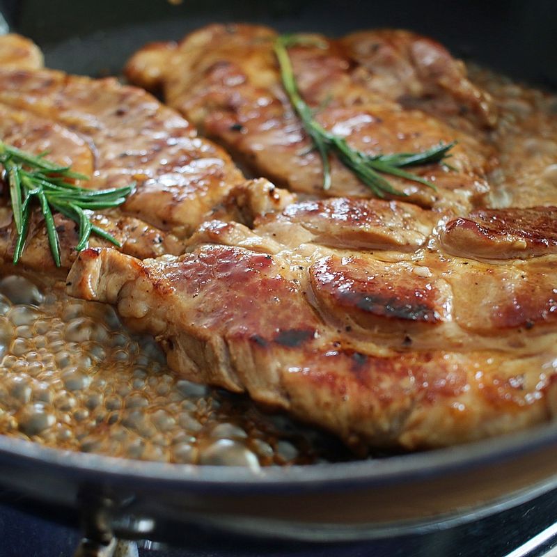 달군 팬에 돼지고기를 올려 센 불로 2분간 익힌 후 중간불로 줄이고 소스를 반 정도 넣어 굽습니다. 소스가 끓으면 나머지 소스와 파인애플을 넣고 함께 구워주세요.