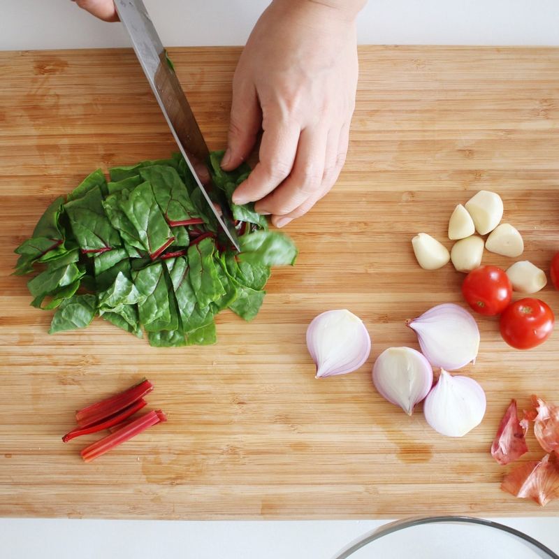 샬롯은 이등분해주세요. 치커리, 비트잎은 먹기 좋은 크기로 자른 후 찬물에 담갔다가 물기를 제거합니다.
샬롯이 없다면 양파 1/4개로 대체해주세요.