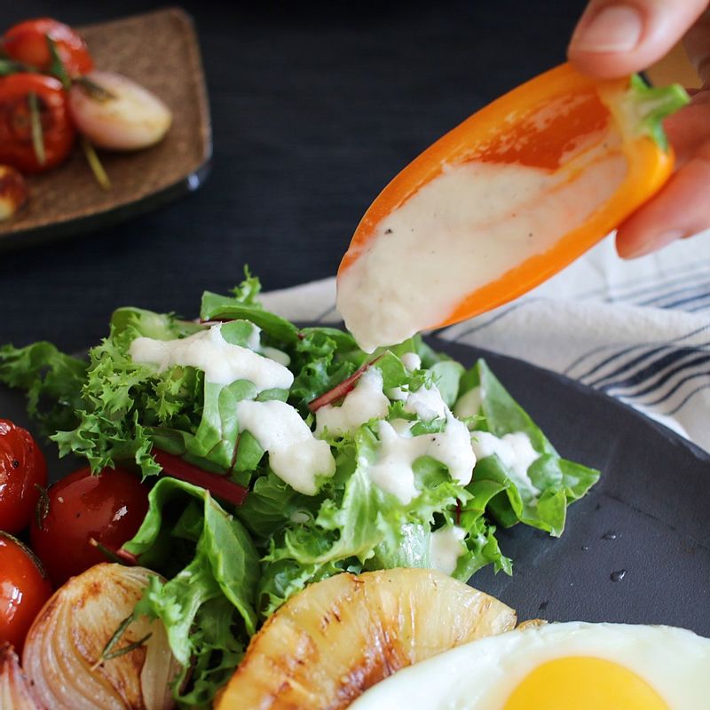 그릇에 돼지고기를 담고 피자치즈를 뿌려주세요.