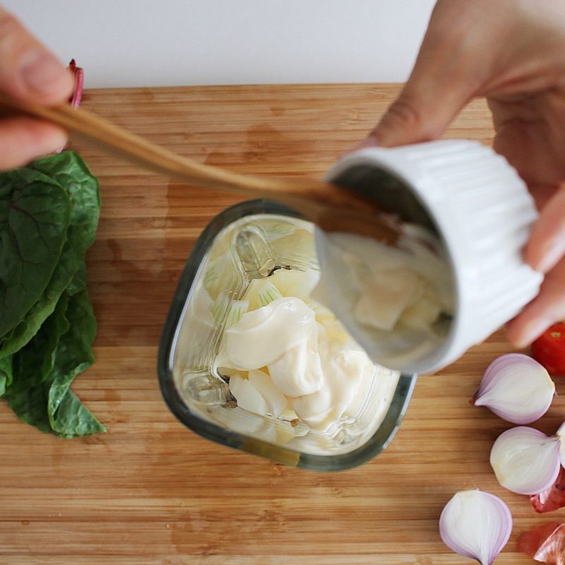 드레싱 재료를 믹서에 넣고 갈아주세요. 소스 재료는 작은 볼에 잘 섞어둡니다.