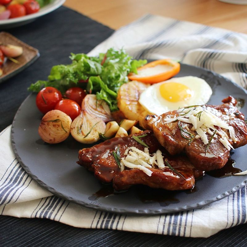 잎채소와 드레싱, 구운 채소, 반숙 달걀프라이를 곁들여 내주세요.