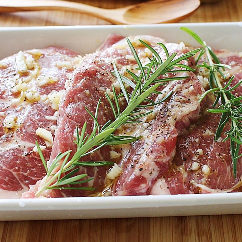 돼지고기는 칼등으로 두드린 후 밑간 재료에 30분간 재웁니다.