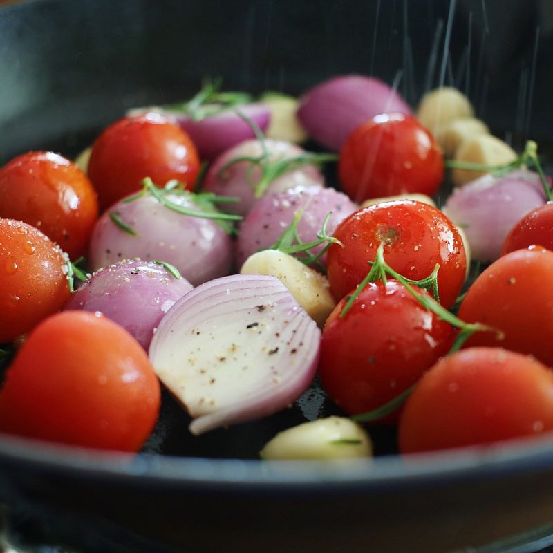 달군 팬에 올리브오일을 두르고 샬롯, 마늘, 방울토마토, 로즈메리를 넣고 소금과 후추로 간하여 볶아주세요. 달걀은 중간불에서 익히다가 약한 불로 줄여 반숙합니다.