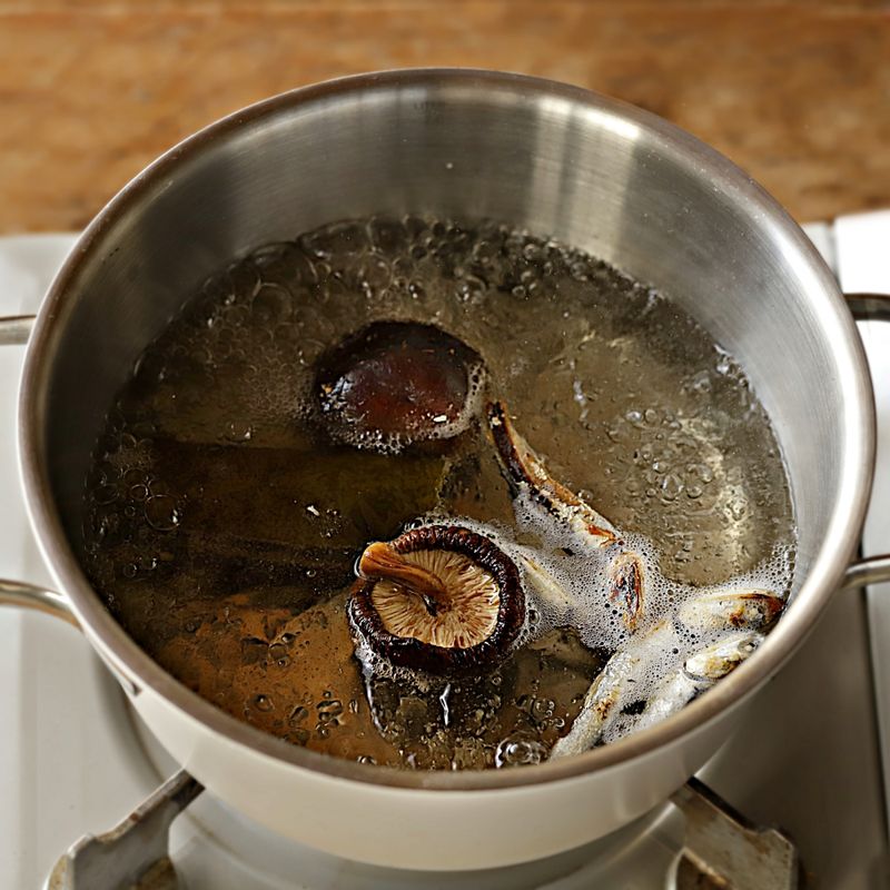 냄비에 멸치를 넣고 약불에서 볶은 후 다시마와 표고버섯, 물을 넣고 팔팔 끓여주세요.