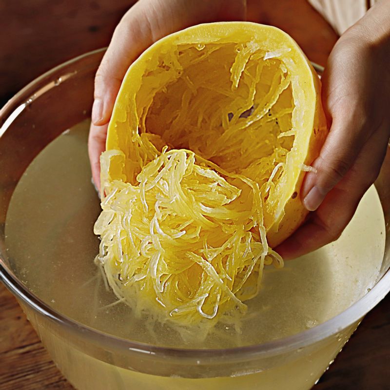 삶은 국수호박은 찬물에 담가 식힌 후 가볍게 주물러 껍질을 제거하고 속을 풀어주세요.