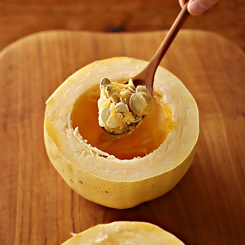 국수호박은 깨끗이 씻은 후 양 끝을 자르고 반으로 갈라 씨를 제거해 주세요.