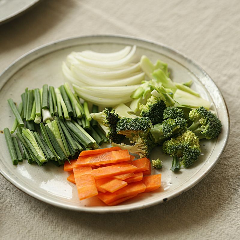 쪽파는 4cm 길이로 자르고 당근도 비슷한 크기로 얇게 썰어주세요. 양파는 채 썰고 브로콜리는 먹기 좋은 크기로 잘라주세요.