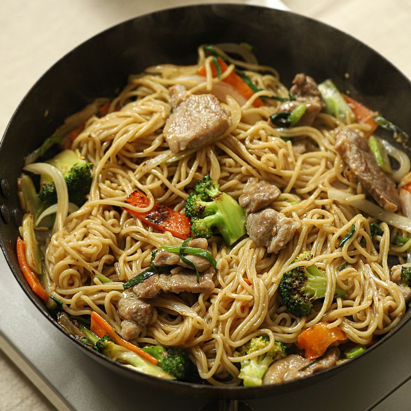 볶아진 채소에 구워둔 목살과 볶음 소스를 넣고 중간불에서 볶아주세요. 삶아둔 면을 넣고 가볍게 섞은 후 접시에 담아주세요.