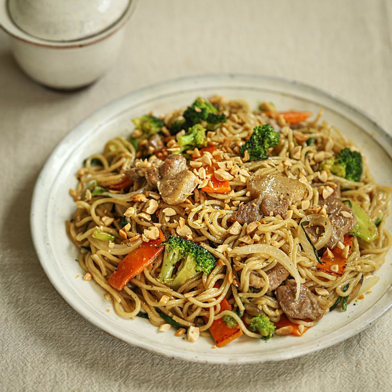 다진 땅콩을 뿌려 맛있게 즐겨주세요.