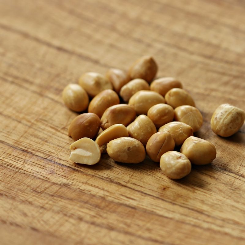 돼지고기는 먹기 좋은 크기로 자르고 우도 땅콩은 껍질을 까고 굵게 다져주세요.