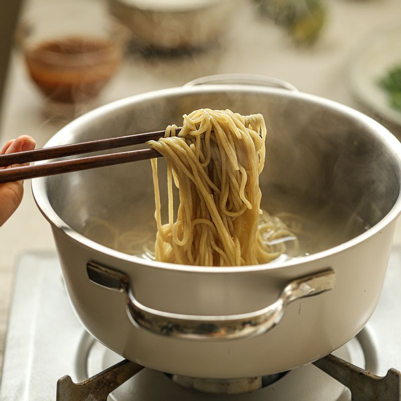 끓는 물에 에그누들을 넣고 2분 30초간 삶아 채반에 받쳐 물기를 빼주세요.