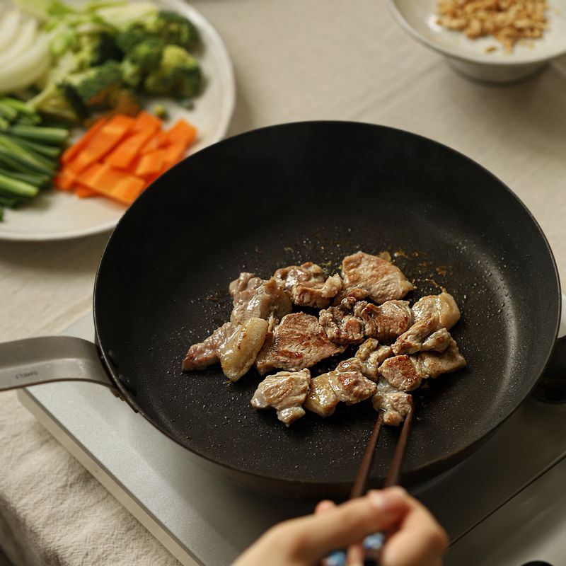 달군 팬에 목살을 노릇하게 구워 접시에 덜어주세요.