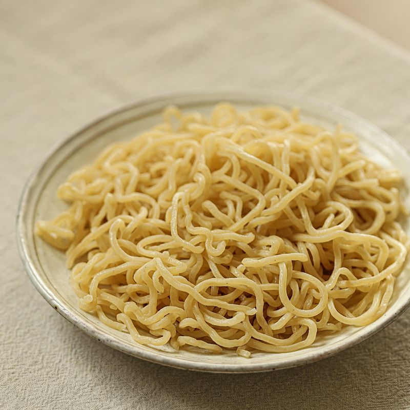 끓는 물에 소금과 에그누들을 넣고 2분간 삶아 채반에 받쳐 물기를 빼주세요.